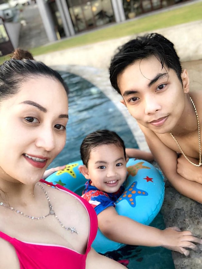 Bà bầu tháng 8 Khánh Thy khoe ảnh bikini quyến rũ bên chồng con - ảnh 1