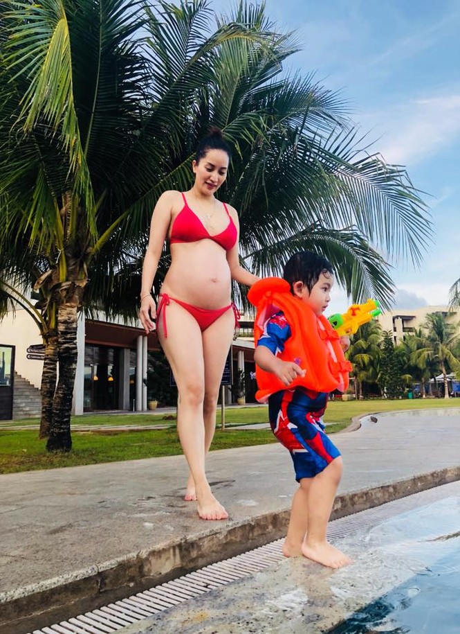 Bà bầu tháng 8 Khánh Thy khoe ảnh bikini quyến rũ bên chồng con - ảnh 2