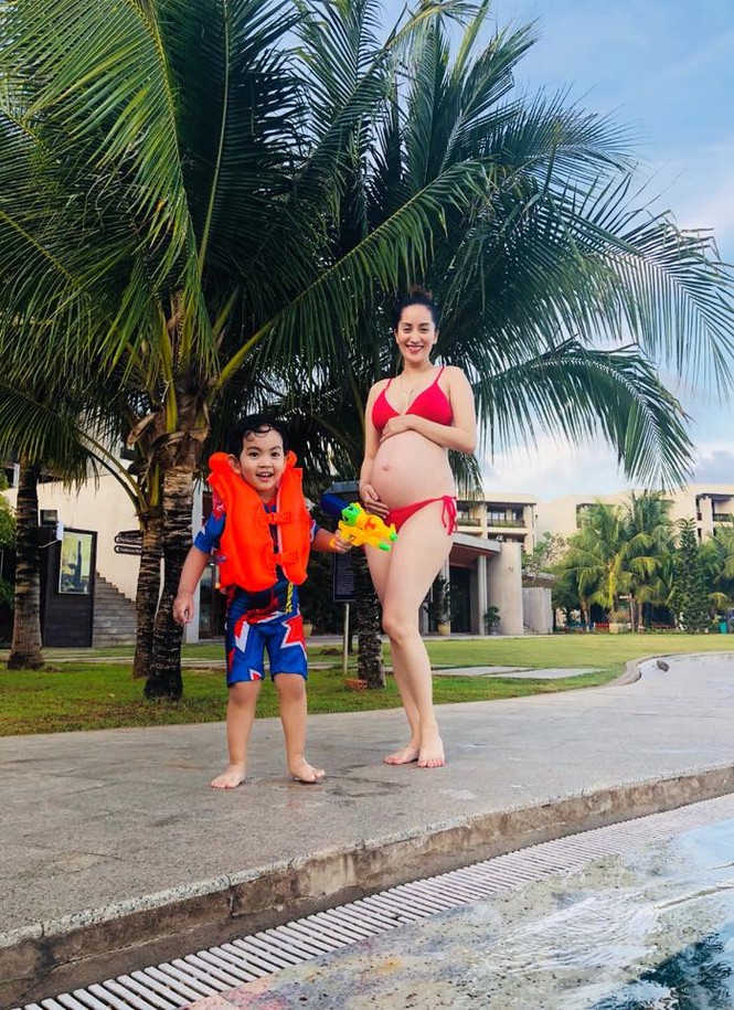 Bà bầu tháng 8 Khánh Thy khoe ảnh bikini quyến rũ bên chồng con - ảnh 3