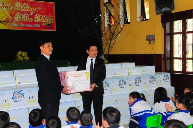 200 suất quà Tết tặng làng trẻ SOS Vinh - ảnh 1