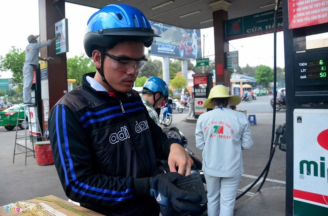 Người dân hồ hởi đổ xăng với giá rẻ kỷ lục - ảnh 11