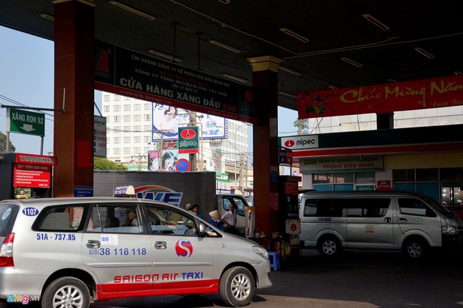 Người dân hồ hởi đổ xăng với giá rẻ kỷ lục - ảnh 12