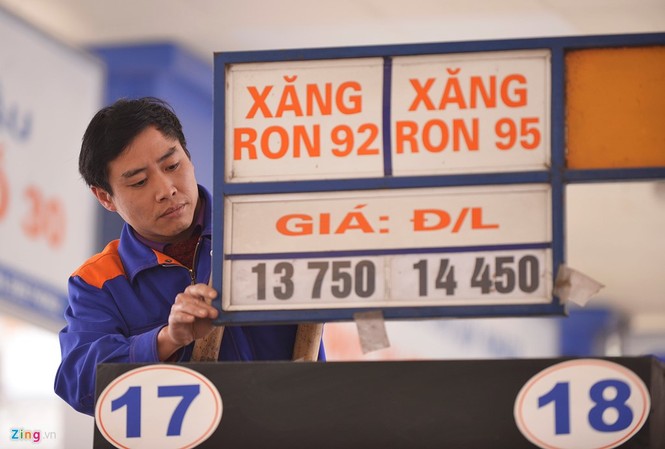 Người dân hồ hởi đổ xăng với giá rẻ kỷ lục - ảnh 2