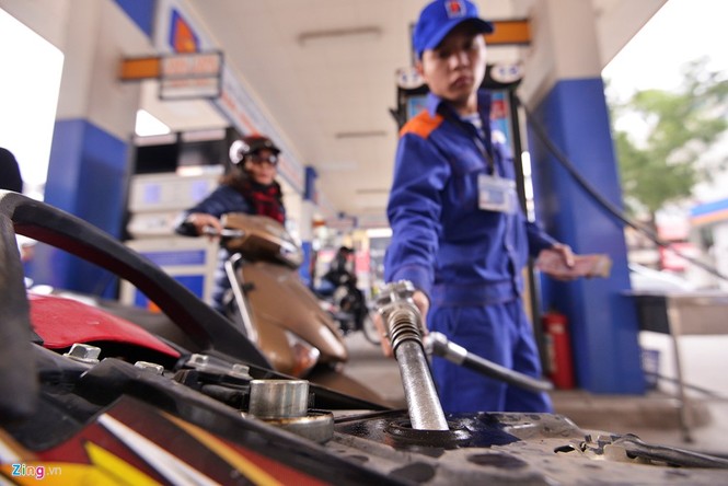 Người dân hồ hởi đổ xăng với giá rẻ kỷ lục - ảnh 4