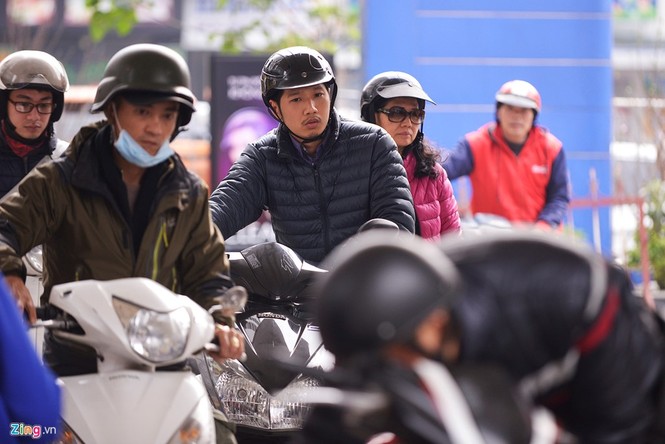 Người dân hồ hởi đổ xăng với giá rẻ kỷ lục - ảnh 6
