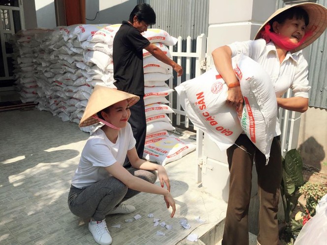 Ngọc Trinh phát 14 tấn gạo cho người nghèo - ảnh 8