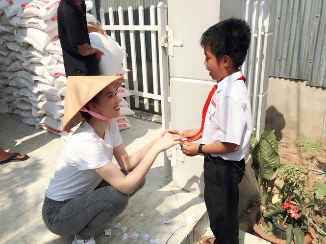 Ngọc Trinh phát 14 tấn gạo cho người nghèo - ảnh 2