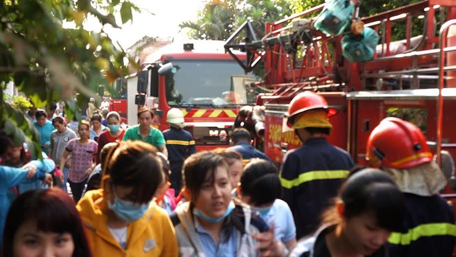 Xưởng may hàng nghìn m2 bị thiêu rụi - ảnh 1