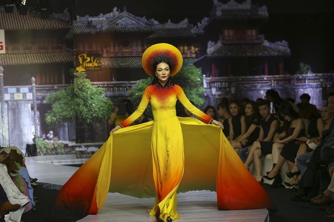 Áo dài tông trầm quyến rũ của NTK Brian Võ - ảnh 23