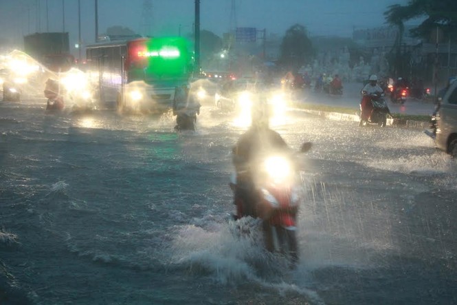 Xa lộ Hà Nội ngập nặng, người dân khốn khổ “bơi” trong mưa tầm tã - ảnh 4