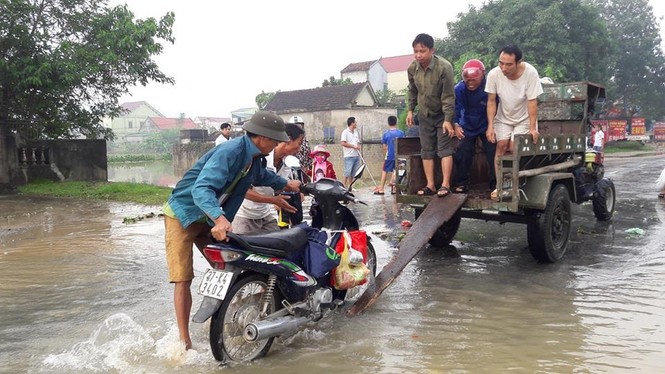 Quốc lộ 7 ngập sâu, xe chết máy ngổn ngang - ảnh 5