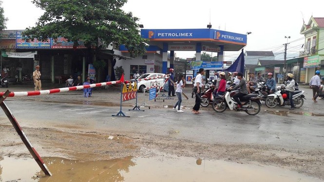 Quốc lộ 7 ngập sâu, xe chết máy ngổn ngang - ảnh 6