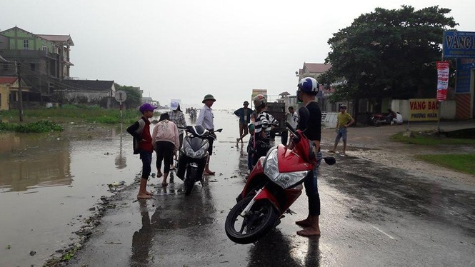 Quốc lộ 7 ngập sâu, xe chết máy ngổn ngang - ảnh 7