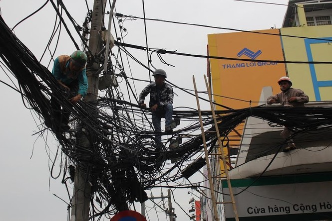Trụ điện cháy ngùn ngụt giữa phố ở Sài Gòn - ảnh 2