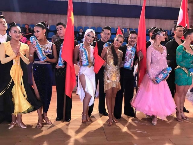 “Hot girl” dancesport 9X khoe ảnh Giáng sinh trên đất Nga - ảnh 10