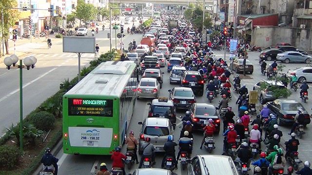 Xe buýt nhanh lăn bánh, đường phố ùn tắc nghiêm trọng - ảnh 11