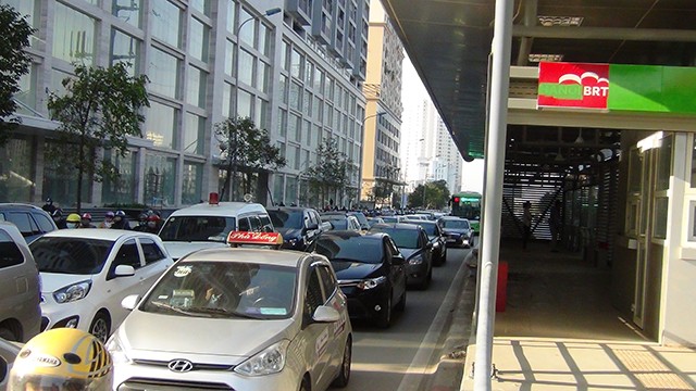 Ô tô lấn làn đường dành riêng cho xe buýt nhanh