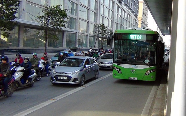 Buýt nhanh đón, trả khách ở nhà chờ trên đường Tố Hữu