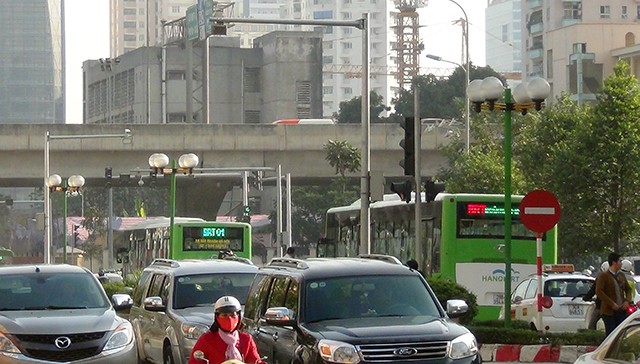 Hai chiếc buýt nhanh nối đuôi nhau trên đường Tố Hữu