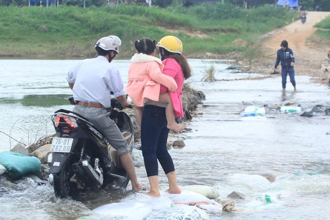 Lội nước chúc Tết giữa lòng thành phố Quảng Ngãi - ảnh 10