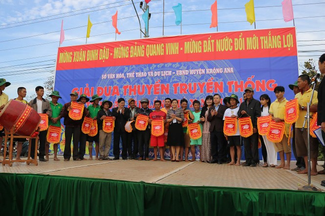 Độc đáo đua thuyền độc mộc trên sông Đăk Bla - ảnh 10