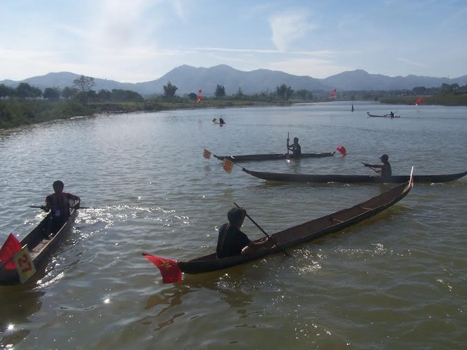 Độc đáo đua thuyền độc mộc trên sông Đăk Bla - ảnh 3
