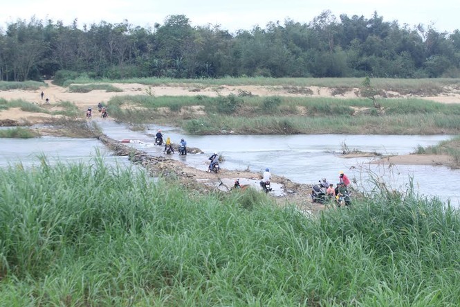Lội nước chúc Tết giữa lòng thành phố Quảng Ngãi - ảnh 1