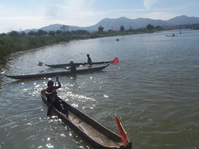 Độc đáo đua thuyền độc mộc trên sông Đăk Bla - ảnh 4