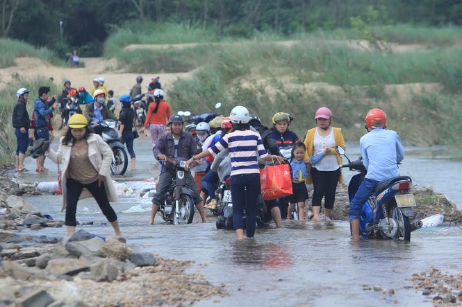 Lội nước chúc Tết giữa lòng thành phố Quảng Ngãi - ảnh 3