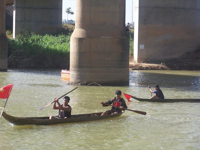 Độc đáo đua thuyền độc mộc trên sông Đăk Bla - ảnh 6