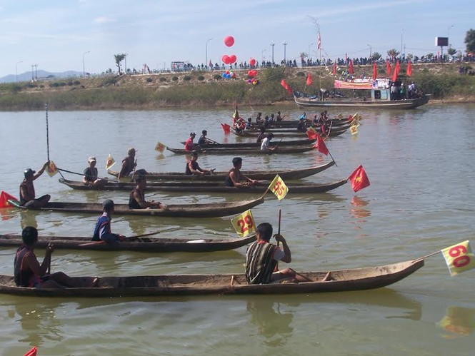 Độc đáo đua thuyền độc mộc trên sông Đăk Bla - ảnh 2