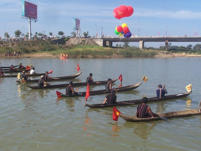 Độc đáo đua thuyền độc mộc trên sông Đăk Bla - ảnh 1