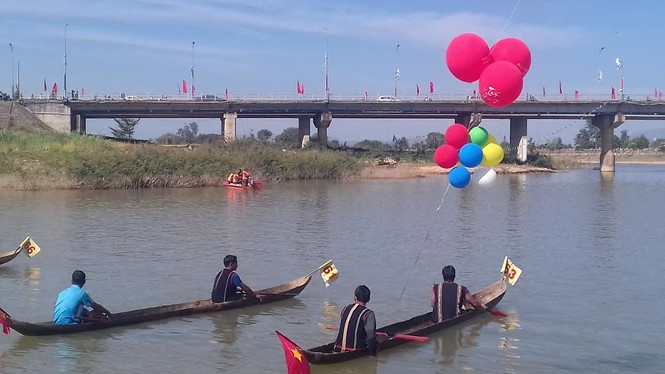Độc đáo đua thuyền độc mộc trên sông Đăk Bla - ảnh 8
