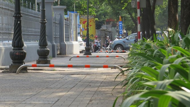 Dãn barie vỉa hè, xe máy lại vô tư 'cướp' đường người đi bộ - ảnh 1