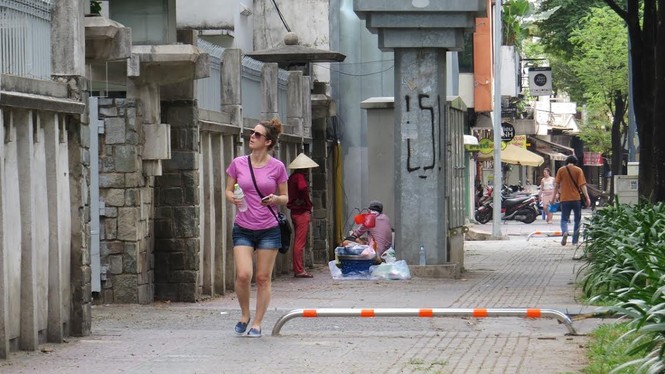 Dãn barie vỉa hè, xe máy lại vô tư 'cướp' đường người đi bộ - ảnh 2