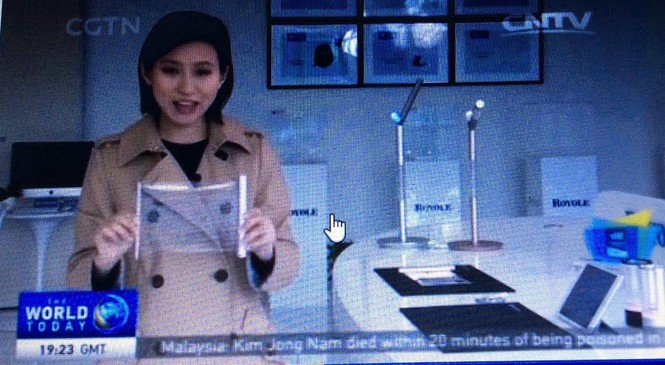 Trung Quốc ra mắt điện thoại bẻ cong, bàn phím mỏng như tờ giấy - ảnh 1