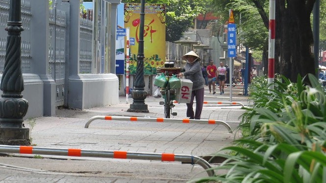 Dãn barie vỉa hè, xe máy lại vô tư 'cướp' đường người đi bộ - ảnh 3