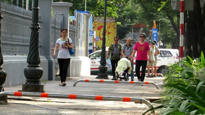 Dãn barie vỉa hè, xe máy lại vô tư 'cướp' đường người đi bộ - ảnh 4