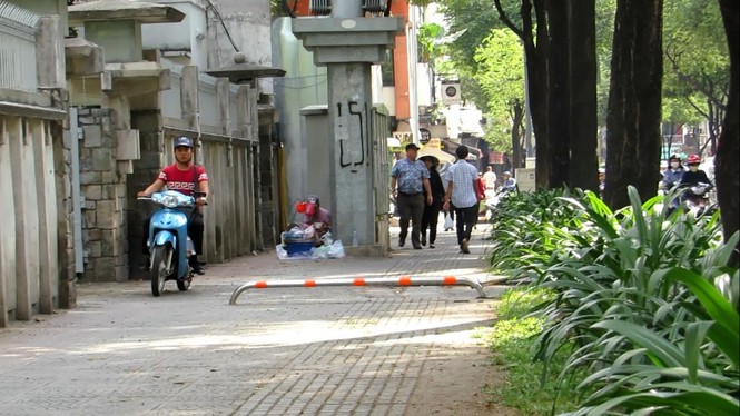 Dãn barie vỉa hè, xe máy lại vô tư 'cướp' đường người đi bộ - ảnh 5