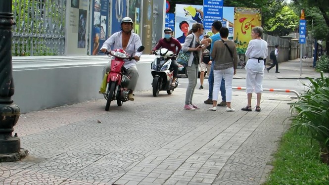 Dãn barie vỉa hè, xe máy lại vô tư 'cướp' đường người đi bộ - ảnh 6