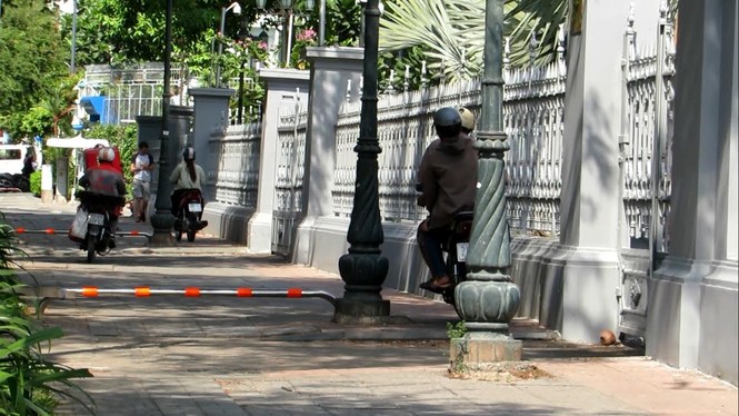 Dãn barie vỉa hè, xe máy lại vô tư 'cướp' đường người đi bộ - ảnh 7