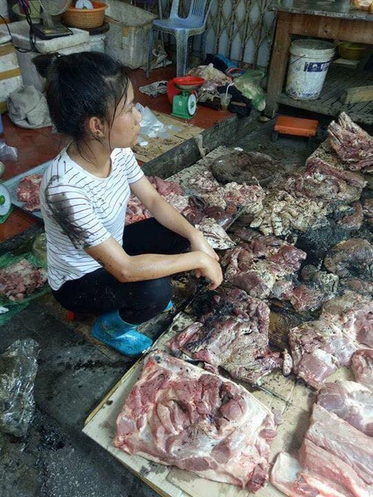 Dân mạng phẫn nộ chuyện người phụ nữ bán thịt lợn giá rẻ bị té phân lên người - ảnh 1