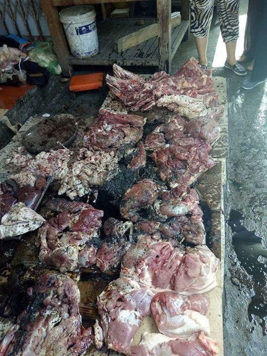 Dân mạng phẫn nộ chuyện người phụ nữ bán thịt lợn giá rẻ bị té phân lên người - ảnh 2