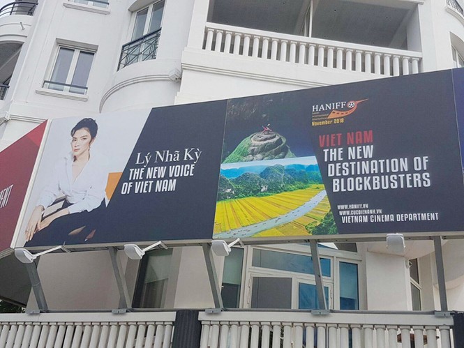 lý nhã kỳ in pano - ảnh 1