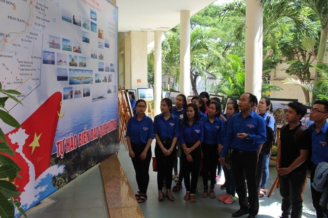 Triển lãm ảnh về biển đảo quê hương thu hút đông đảo sinh viên - ảnh 2