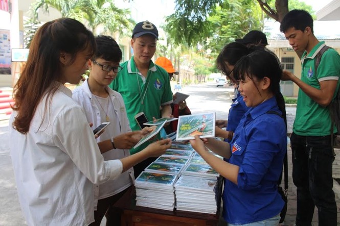Triển lãm ảnh về biển đảo quê hương thu hút đông đảo sinh viên - ảnh 3