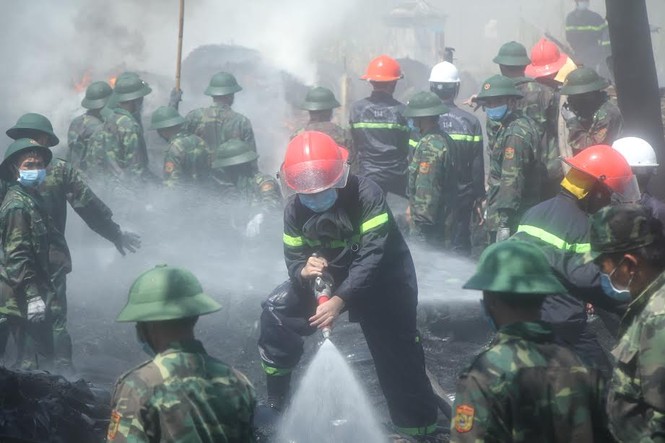 Cháy cơ sở chế biến lốp vào sáng sớm, thiệt hại cả trăm tấn hàng - ảnh 11