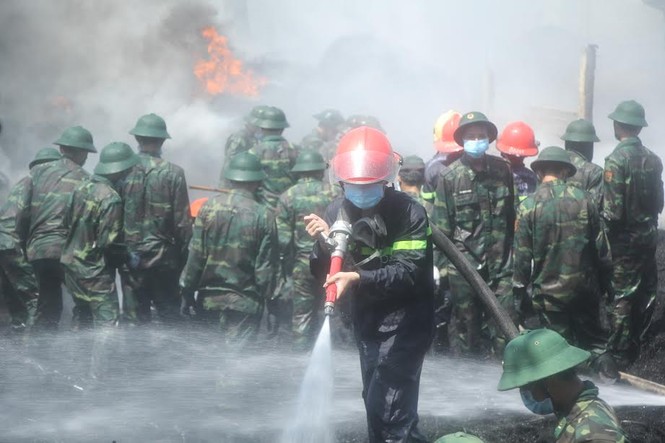 Cháy cơ sở chế biến lốp vào sáng sớm, thiệt hại cả trăm tấn hàng - ảnh 1