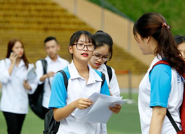 Vẻ hồn nhiên trong sáng của các nữ sinh dự thi THPT Quốc gia 2017 - ảnh 9