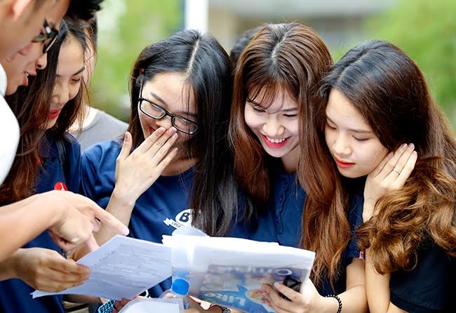 Vẻ hồn nhiên trong sáng của các nữ sinh dự thi THPT Quốc gia 2017 - ảnh 11